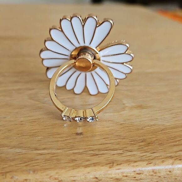 NWOT White mobile phone grip in the shape of a flower - Picture 2 of 5
